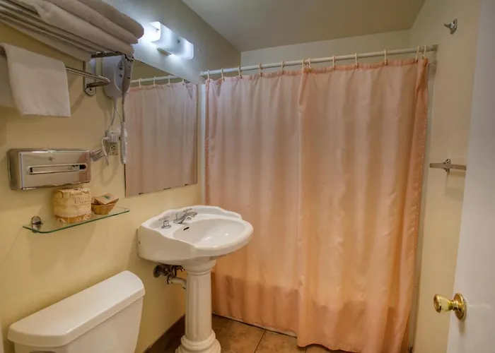 Kiva Hotel Show Low